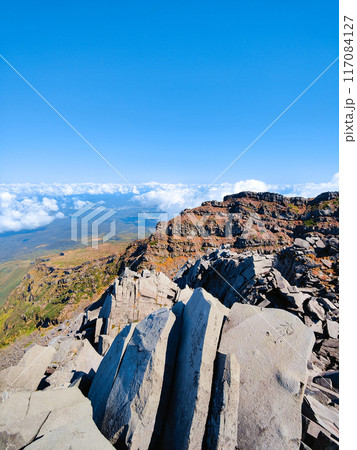 秋の鳥海山登山：山頂（新山）からの眺め 117084127