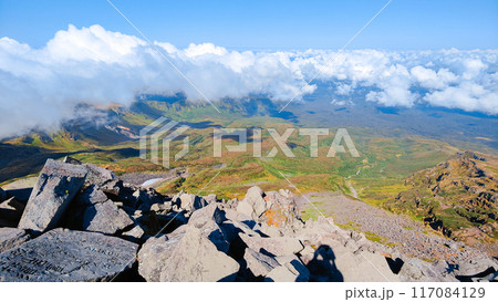 秋の鳥海山登山：山頂（新山）からの眺め 117084129