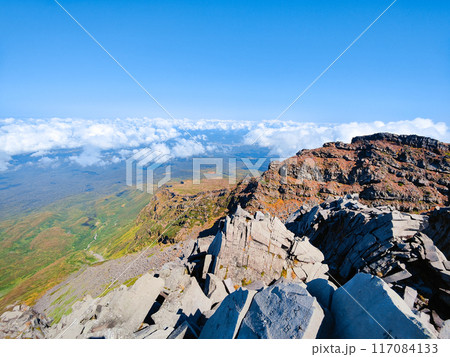 秋の鳥海山登山：山頂（新山）からの眺め 117084133