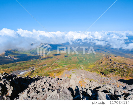 秋の鳥海山登山：山頂（新山）からの眺め 117084154
