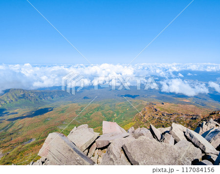 秋の鳥海山登山：山頂（新山）からの眺め 117084156