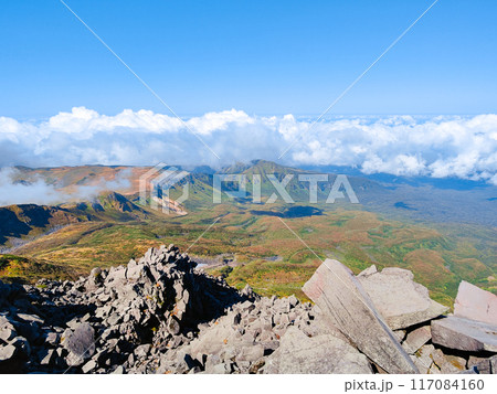 秋の鳥海山登山：山頂（新山）からの眺め 117084160