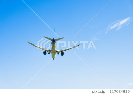 空を飛ぶ飛行機 117084939