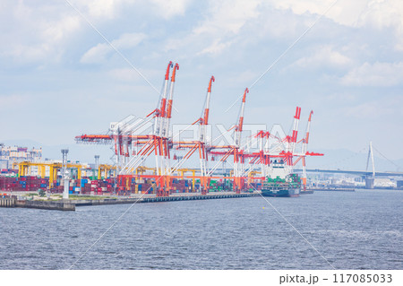 海上から見た大阪港のコンテナ埠頭のガントリークレーン 117085033