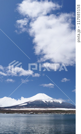 山中湖から見た富士山。冬の晴れた空。 117085158