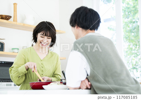笑顔で料理をする若い女性 笑顔で料理をする若い女性 117085185