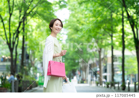 ショッピングをするミドルの女性 ショッピングをするミドルの女性 117085445