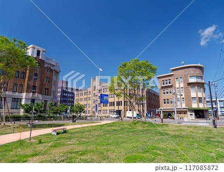 神戸税関南側から見た 新港貿易会館とデザイン・クリエイティブセンター神戸 神戸税関南側から見た 新港貿易会館とデザイン・クリエイティブセンター神戸 117085872