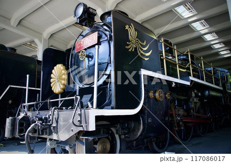 蒸気機関車、C81 239　菊の御紋と鳳凰のエンブレム 117086017