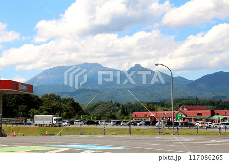 米子自動車道 蒜山高原サービスエリアから見る伯耆富士大山の山並み 米子自動車道 蒜山高原サービスエリアから見る伯耆富士大山の山並み 117086265