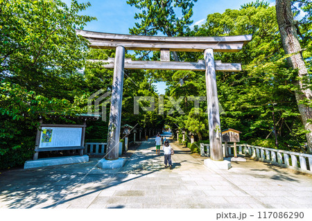 日本の寒川都市景観　相模國一之宮 寒川神社・三の鳥居など望む＝令和6年7月21日 117086290