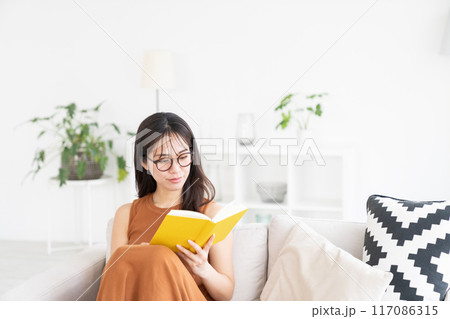 本を読む女性 117086315