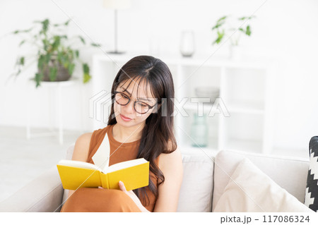 本を読む女性 117086324