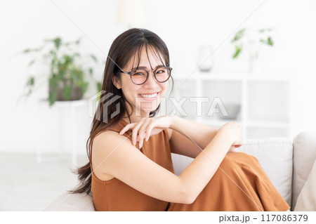 部屋でリラックスする若い女性 部屋でリラックスする若い女性 117086379