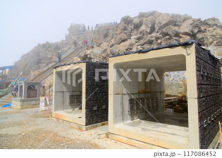 御嶽山の山頂直下に設置された避難シェルター 御嶽山の山頂直下に設置された避難シェルター 117086452