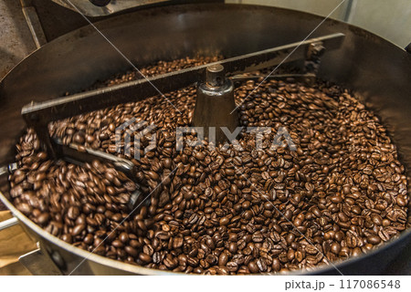 焙煎機の中のコーヒー豆 117086548