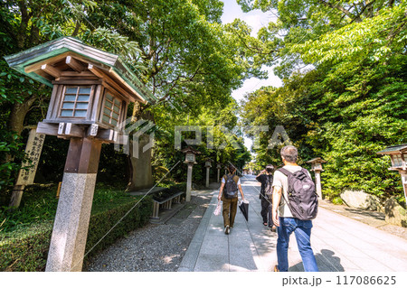 日本の寒川都市景観　相模國一之宮 寒川神社など望む。緑に溢れ…賑わう…＝令和6年7月21日 117086625