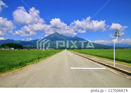 まっすぐな道と磐梯山・盛夏（福島県・猪苗代町） 117086674