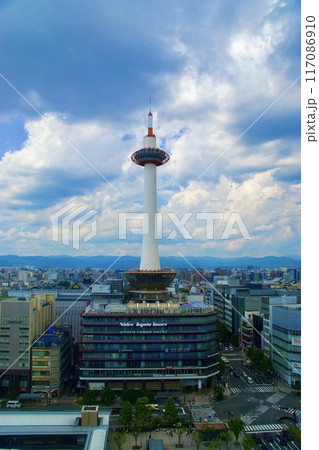 正面から見た京都タワー 117086910