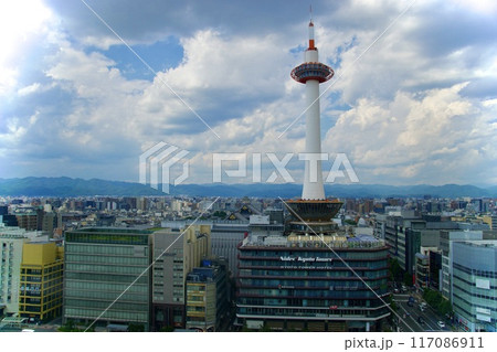 正面から見た京都タワー 117086911