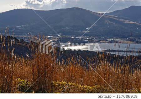 晩秋の大平山稜線から見る山中湖と明神山 117086919