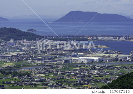 瀬戸大橋と坂出の街並み　香川県坂出市 117087116