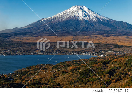 晩秋の大平山から見る山中湖と富士山 117087117