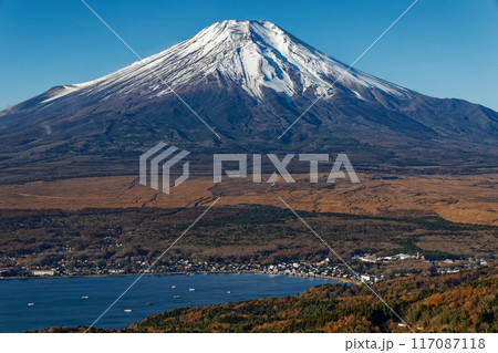 晩秋の大平山から見る山中湖と富士山 晩秋の大平山から見る山中湖と富士山 117087118