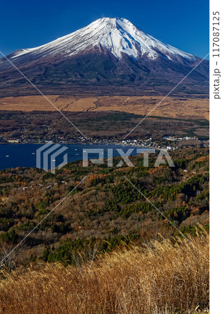 晩秋の大平山から見る山中湖と富士山 117087125