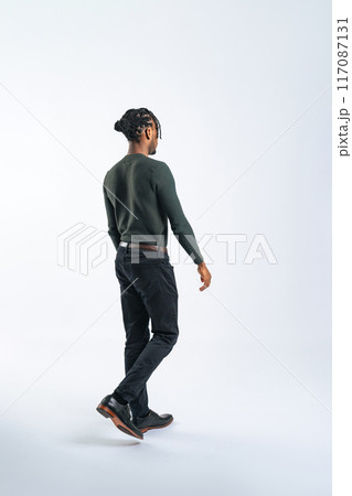 歩く黒人男性の後ろ姿の全身写真 歩く黒人男性の後ろ姿の全身写真 117087131