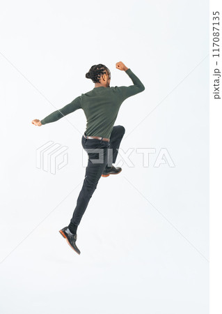 ジャンプする黒人男性の後ろ姿の全身写真 ジャンプする黒人男性の後ろ姿の全身写真 117087135