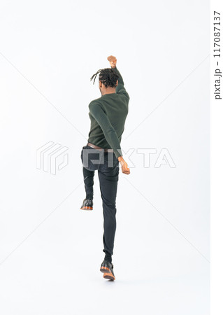 ジャンプする黒人男性の後ろ姿の全身写真 ジャンプする黒人男性の後ろ姿の全身写真 117087137