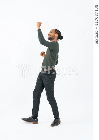 ダンスする黒人男性の全身写真 ダンスする黒人男性の全身写真 117087138