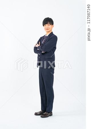 制服を着た男子学生の全身写真 117087140