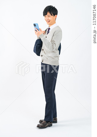 スマホを見る男子学生の全身写真 117087146