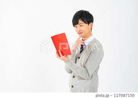 赤本を読む制服を着た男子学生 赤本を読む制服を着た男子学生 117087150