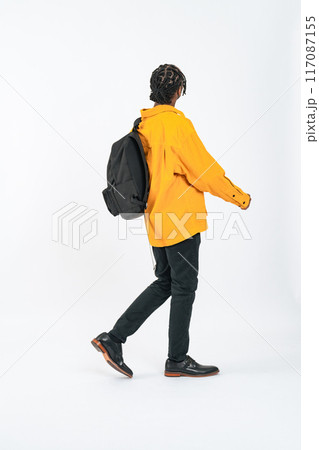 上を見上げる黒人男性の後ろ姿の全身写真 117087155