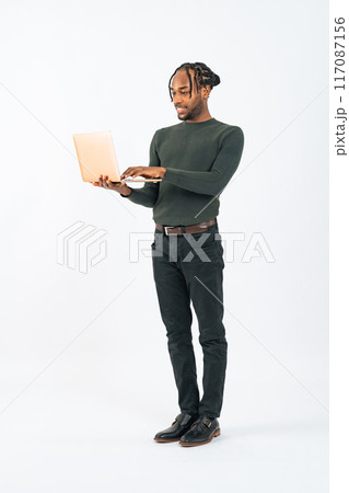 ノートパソコンを使う黒人男性の全身写真 ノートパソコンを使う黒人男性の全身写真 117087156