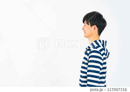 カジュアルな男性の横顔 カジュアルな男性の横顔 117087158