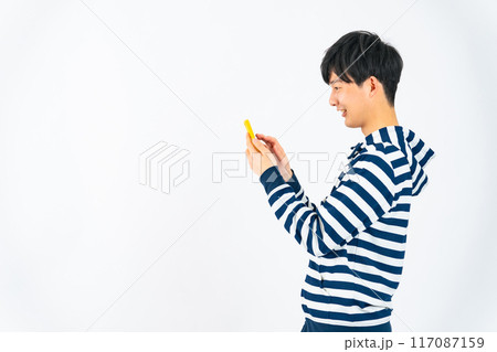 スマホを使うカジュアルな男性 スマホを使うカジュアルな男性 117087159