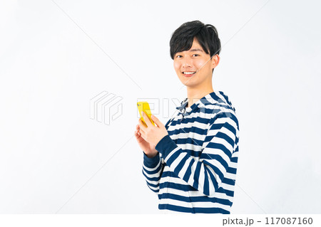 スマホを使うカジュアルな男性 117087160