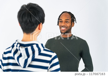 会話する多国籍の人々 117087163