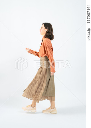 歩く白人女性の全身写真 117087164
