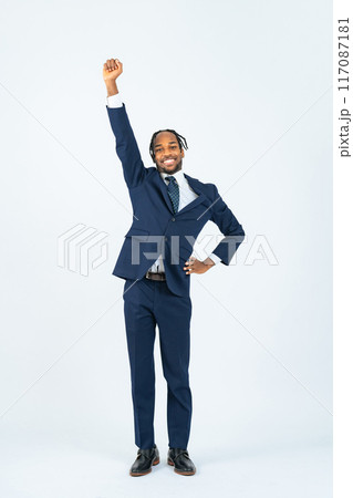 ガッツポーズする黒人ビジネスマンの全身写真 ガッツポーズする黒人ビジネスマンの全身写真 117087181