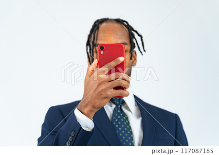 スマホを使う黒人男性ビジネスパーソン 117087185