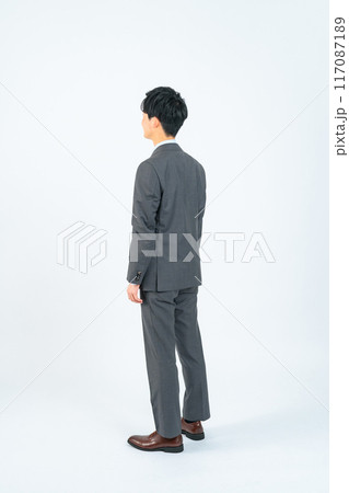 男性ビジネスパーソンの後ろ姿の全身写真 117087189