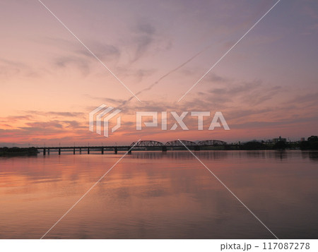 朝の河川敷にて 117087278