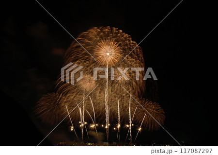 夏の夜空に咲く花火　＜桑名水郷花火大会＞ 117087297