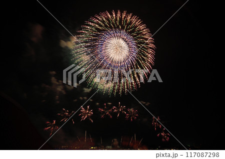 夏の夜空に咲く花火　＜桑名水郷花火大会＞ 117087298