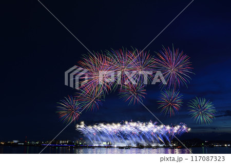 夏の夜空に咲く花火　＜桑名水郷花火大会＞ 117087323